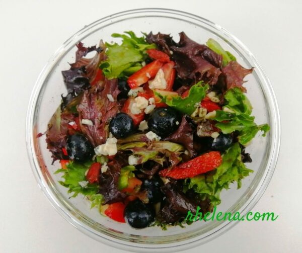 Salad with baby greens, berries and blue cheese.