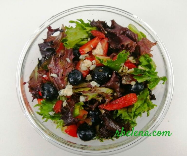 Salad with baby greens, berries and blue cheese.